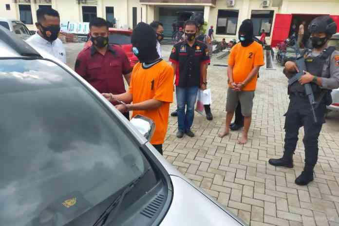 Kasatreskrim AKP Agil Widiyas Sampurna bersama dua pelaku pecah kaca mobil dalam gelar perkara di Mapolres Demak. (Wahib Pribadi/Jawa Pos Radar Semarang)