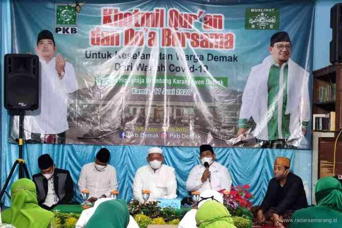 Ketua DPC PKB Demak Zayinul Fata bersama Rois Syuriah PCNU Demak KH Zaenal Arifin Maksum memimpin doa bersama di Ponpes Hisnunaja, Desa Brambang, Kecamatan Karangawen, Kamis (17/6/2021). (Wahib Pribadi/Jawa Pos Radar Semarang)