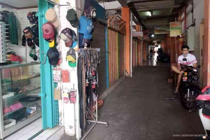 Suasana Pasar Projo Ambarawa ketika diminta tutup Bupati Semarang Ngesti Nugraha pada Rabu (9/6/2021). (Maria Novena/Jawa Pos Radar Semarang)