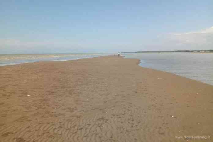 Hamparan pasir di lokasi wisata Pantai Surodadi, Kecamatan Sayung. (Wahib Pribadi/Jawa Pos Radar Semarang)