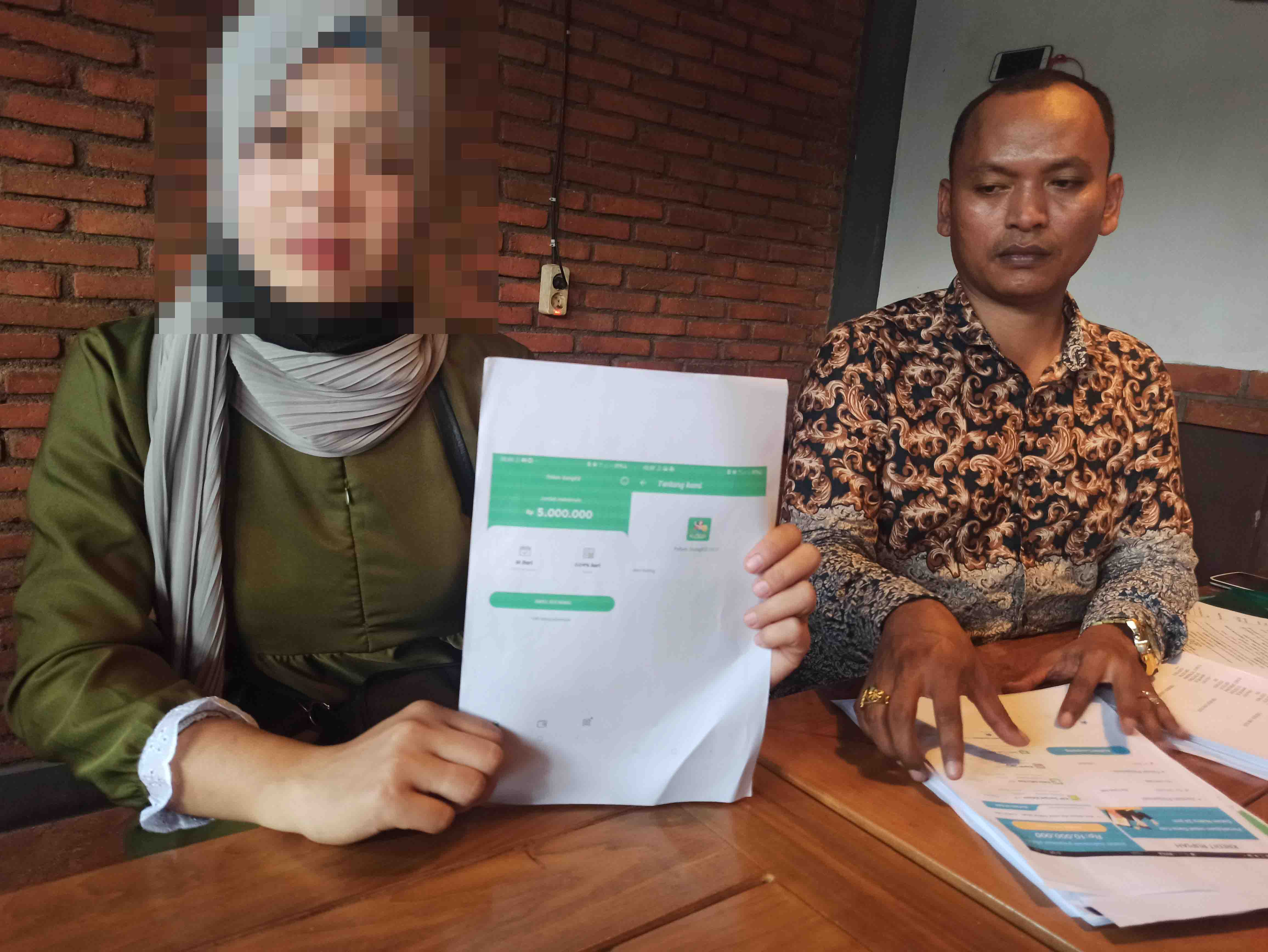 Guru honorer AM didampingi pengacara dari LBH NU Salatiga, Muhammad Sofian. (M HARIYANTO/JAWA POS RADAR SEMARANG)