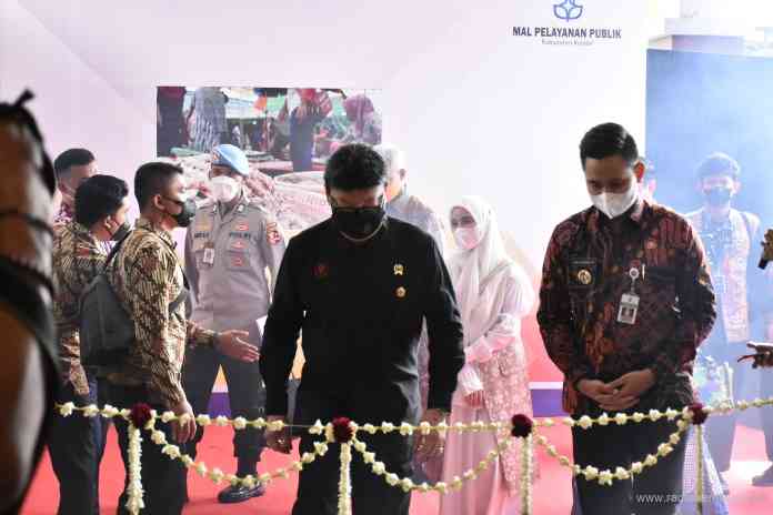 MenPAN RB Tjahjo Kumolo bersama Gubernur Jateng Ganjar Pranowo dan Bupati Kendal Dico M Ganinduto saat meresmikan Mal Pelayanan Publik Kendal. (BUDI SETIYAWAN/JAWA POS RADAR SEMARANG)