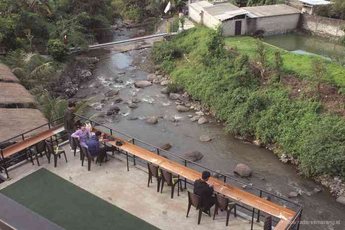 Suasana di Kafe Kopi Akar Langit yang asri dan sejuk. (Maria Novena/Jawa Pos Radar Semarang)