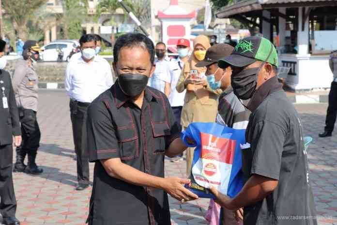 Ketua DPRD Jateng Bambang Kusriyanto ketika menyerahkan bantuan kepada warga terdampak PPKM Darurat. (Istimewa)