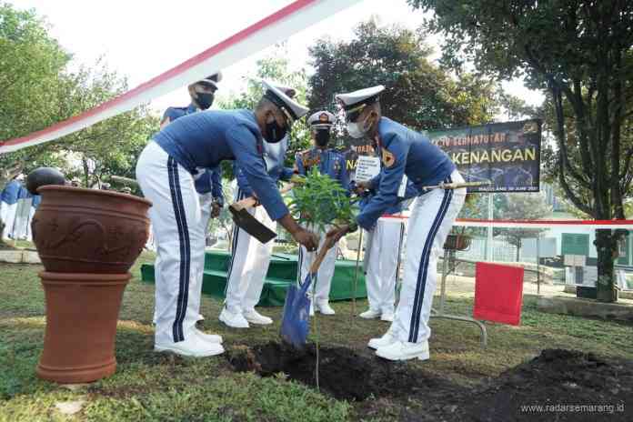 Anggota taruna tingkat IV/Sermatutar menanam pohon cendana di lingkungan Akmil Rabu (30/6/2021) sebelum berziarah ke TMP. (Istimewa)