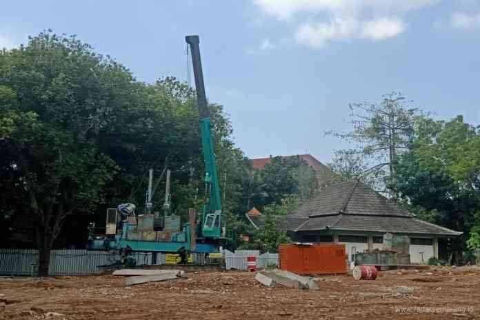 Petugas proyek pembangunan Gedung Ki Narto Sabdo TBRS sedang memasang tiang pancang dengan teknik hidrolis, Kamis (22/7/2021). (ANIK MEILINDA/JAWA POS RADAR SEMARANG)