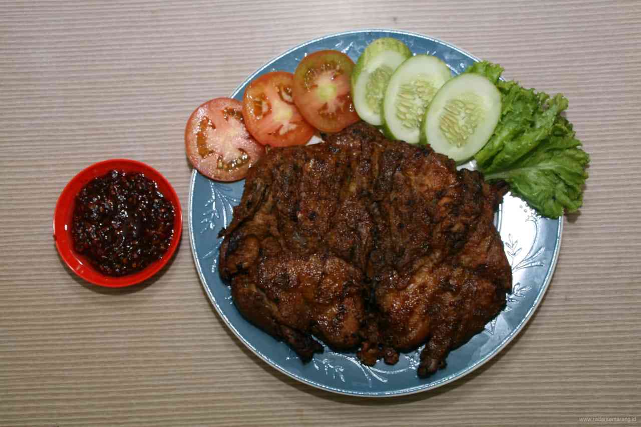 produk Ayam Tulang Lunak Kraton Restoran Ayam Tulang Lunak Kraton di Jalan KH Wahid Hasyim 105-107 Kranggan Semarang.