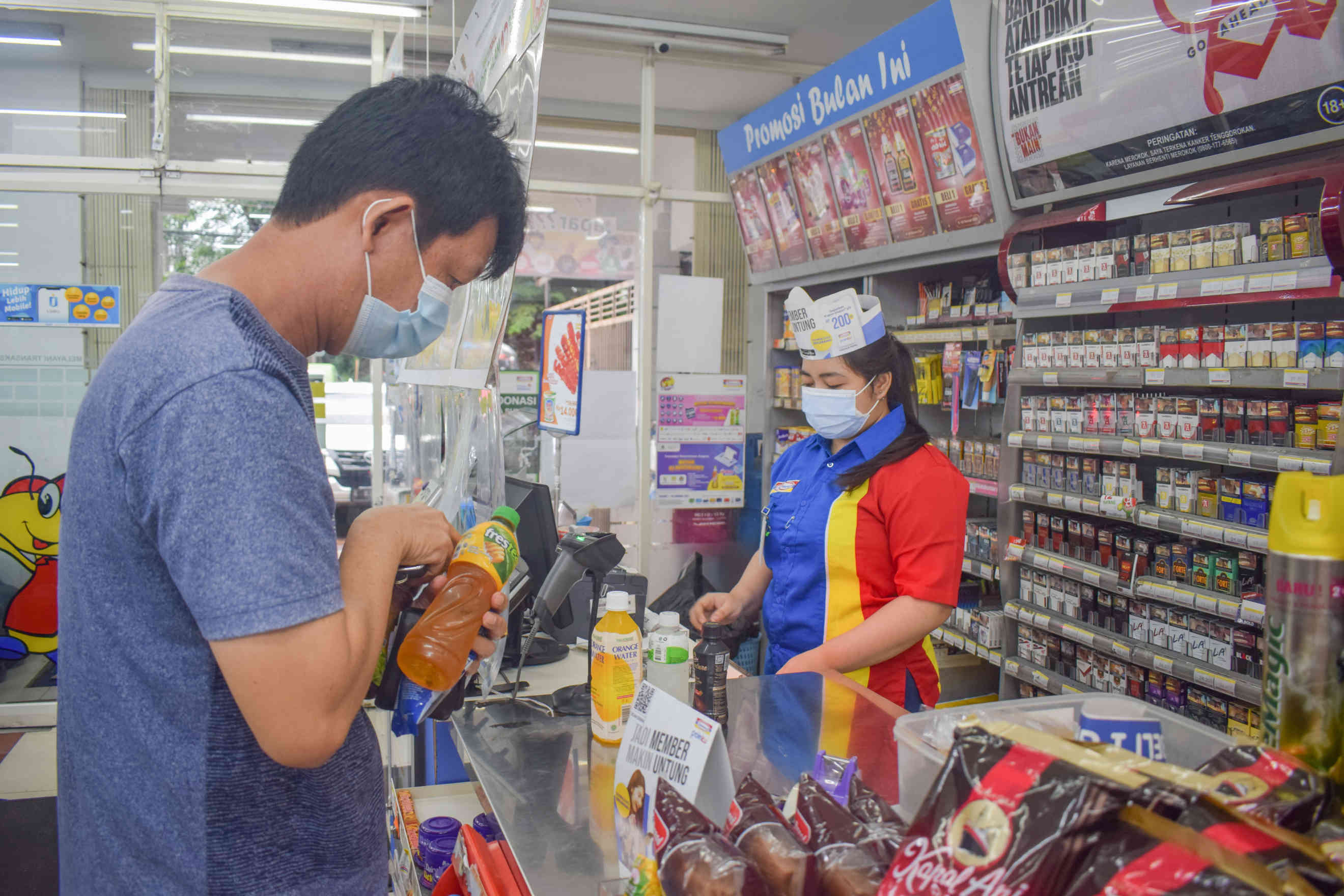 Minimarket di Kota Semarang sudah tidak menggunakan kantong plastik bagi konsumennya. Berbeda dengan pedagang pasar tradisional yang masih menyediakan kantong plastik. (TITIS ANIN FAUZIAH/JAWA POS RADAR SEMARANG)