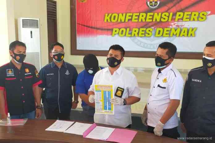 Kasatreskrim AKP Agil Widiyas saat gelar perkara kasus jual tanah kapling fiktif di Mapolres Demak. (Wahib Pribadi/Jawa Pos Radar Semarang)