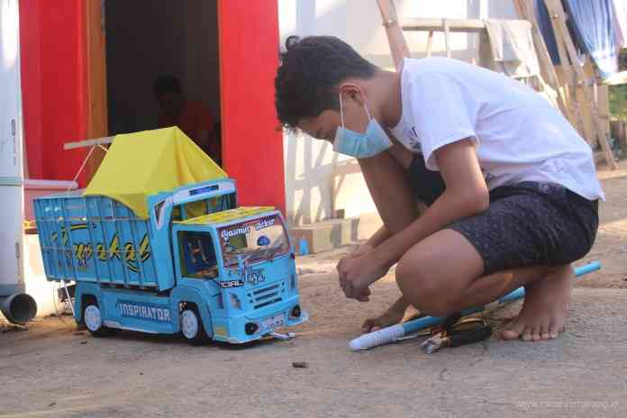 Muhammad Nayaka Apta menunjukkan truk oleng buatannya. Selama pembelajaran masa daring, ia mengisi waktu dengan menyulap lembaran kardus menjadi lembaran rupiah. (ANANTA ERLANGGA MUSA / JAWA POS RADAR SEMARANG)