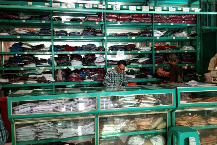 Suasana toko Raja Bares yang terletak di Jalan Suyudono Semarang. (Ulin Ni’mah Syahira/jawa pos radar semarang)