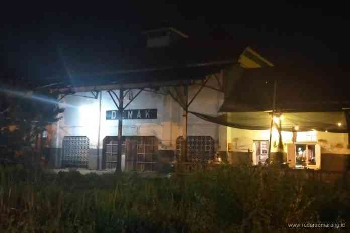 Beberapa sisi bangunan Stasiun Demak saat malam dan siang hari. (Wahib Pribadi/Jawa Pos Radar Semarang)