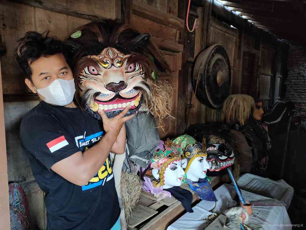 Pelaku kesenian barongan di Desa Tejorejo, Kecamatan Ringinarum, menunjukkan properti barongan yang hanya tersimpan di gudang. (RIYAN FADLI/JAWA POS RADAR SEMARANG)