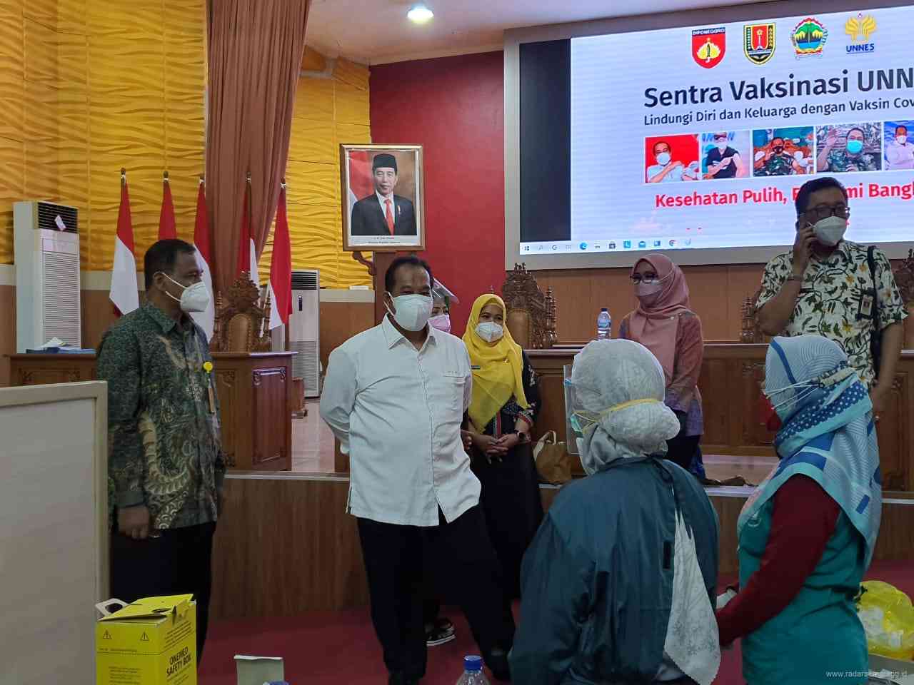 Rektor Unnes Prof Fathur Rokhman saat melakukan pengecekan vaksinasi di Kampus Unnes. (Istimewa)