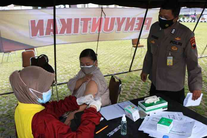 Gerai vaksinasi Presisi Polri di Polrestabes Semarang dan Mapolda Jateng dalam rangka menyasar sejuta vaksin masyarakat. (NUR CHAMIM/JAWA POS RADAR SEMARANG)