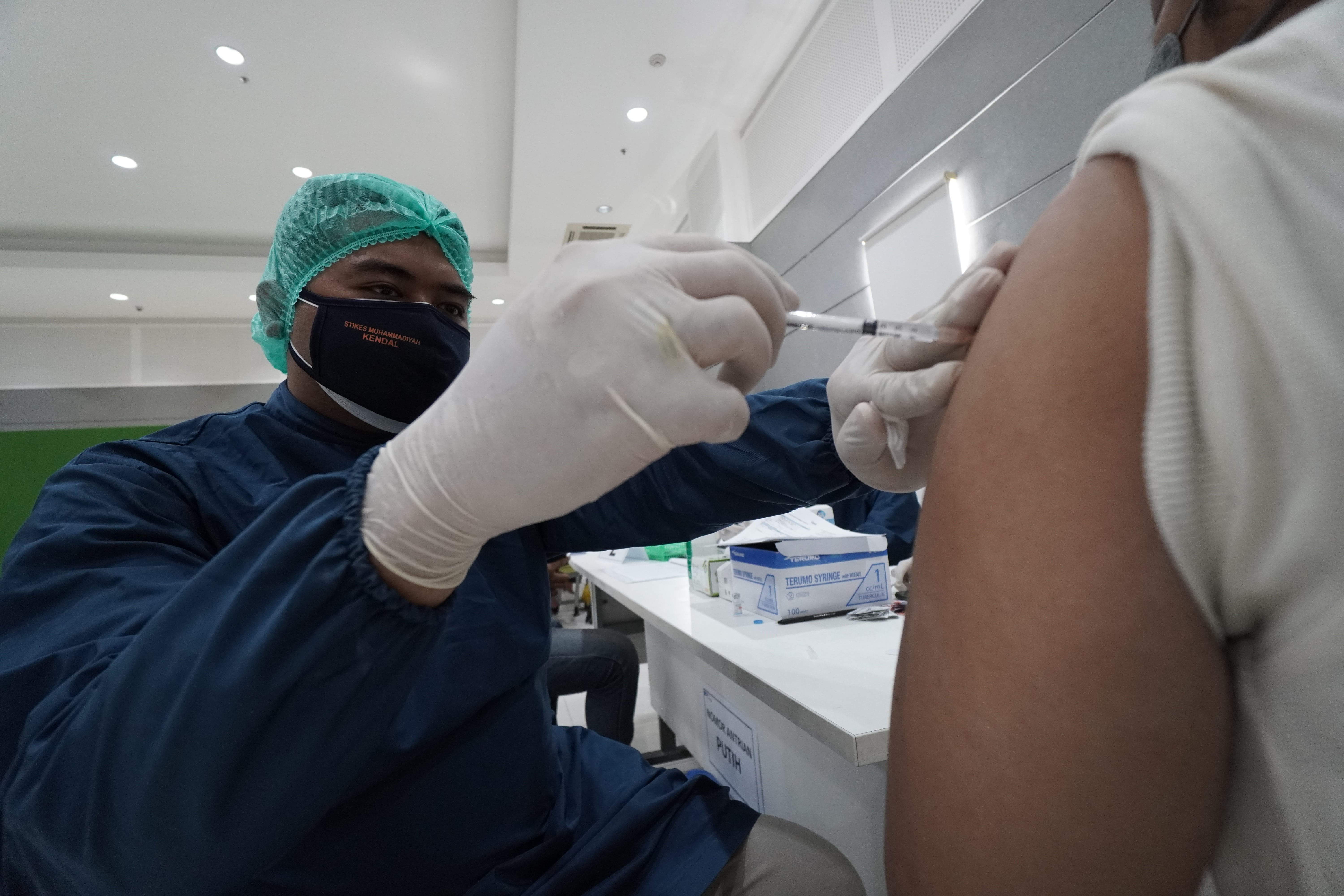 Karyawan Honda Astra Motor Jateng saat menjalani suntik vaksin Covid-19 di Auditorium Main Dealer Astra Motor Jateng.