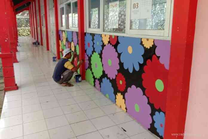 Pekerja sedang mengecat dinding kelas SMPN 2 Kledung, Temanggung. Program ini lanjutan dari program sebelumnya menuju sekolah Adiwiyata mandiri. (Istimewa)