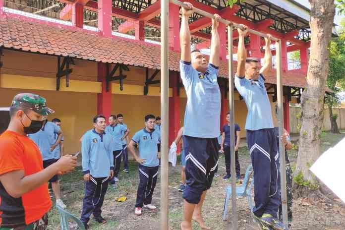 Petugas Rutan Kelas IIB Batang jalani latihan fisik dengan bimbingan anggota Kodim 0736 Batang. (Istimewa)