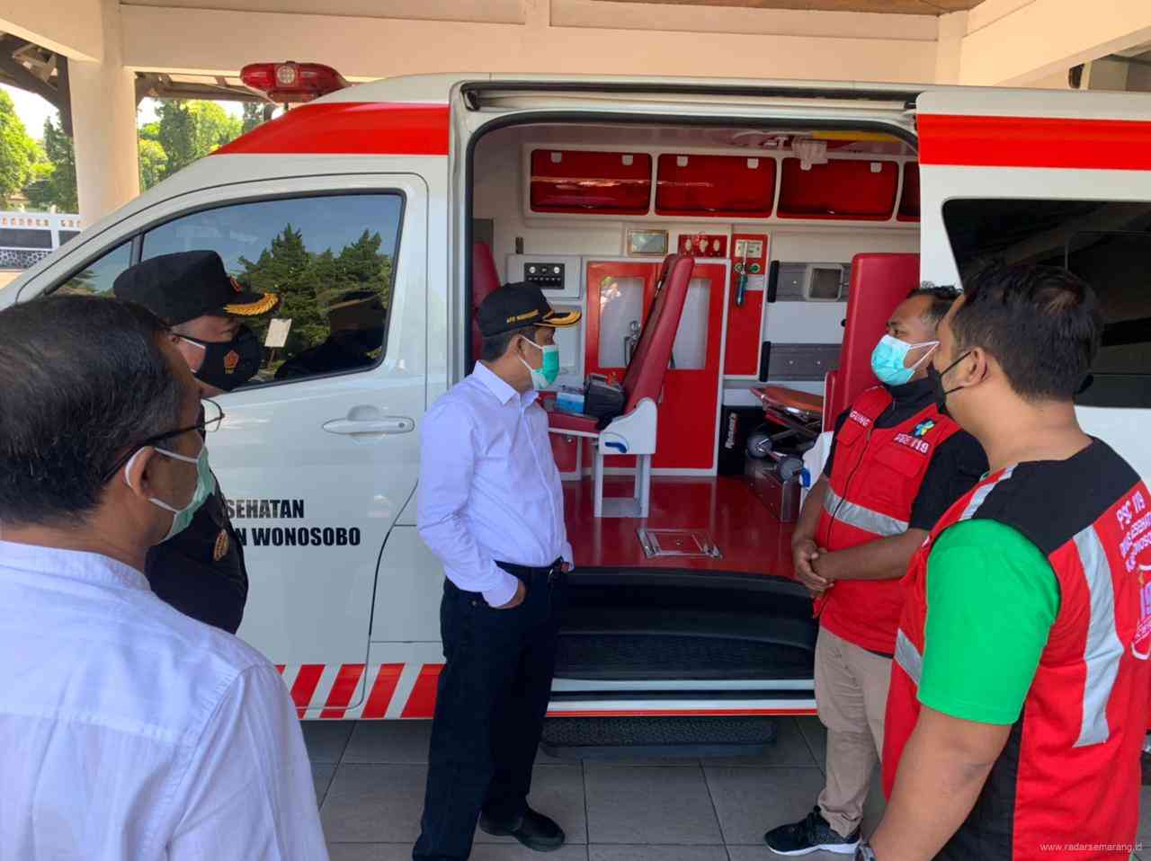 Bupati Afif Nuhidayat mengecek ambulans Wonosobo Emergency Safety 119 milik Dinas Kesehatan Sabtu (17/7/2021) di sela vaksinasi di Gedung Adipura. (Istimewa)