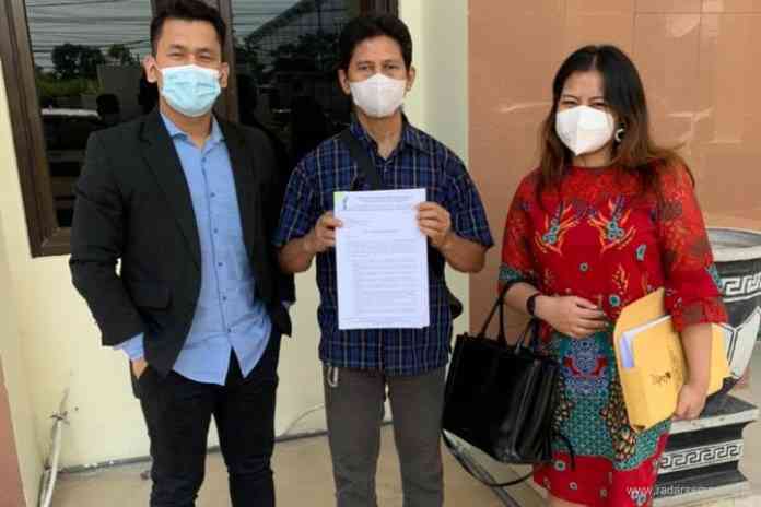 Salah satu warga Karangjangkang didampingi kuasa hukum dari LBH Mawar Saron mendaftarkan perkara PMH di PN Semarang.  (Istimewa)