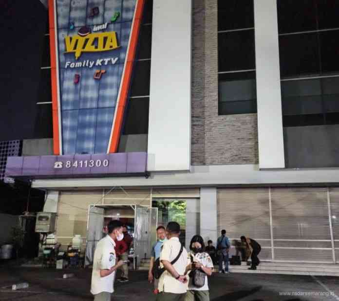 Petugas gabungan Satpol PP, Polrestabes Semarang dan TNI saat melakukan penertiban Karaoke  Inul Vizta Family KTV di depan GOR Trilomba Juang, Mugassari, Semarang Selatan yang melanggar jam operasional. (M HARIYANTO/JAWA POS RADAR SEMARANG)