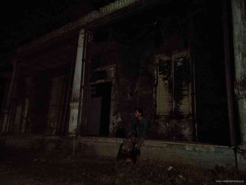 Riziq saat duduk-duduk di teras gedung utama bekas Asrama Brimob, Kedungwuni, Kabupaten Pekalongan Kamis (16/7/2021) malam. (NANANG RENDI AHMAD/JAWA POS RADAR SEMARANG)