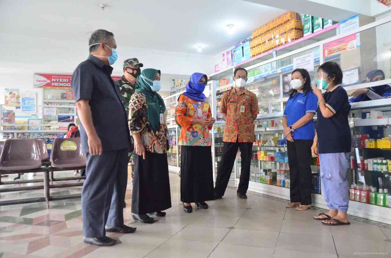 Sekda Kota Salatiga Wuri Pujiastuti didampingi kepala Dinkes dan ketua Komisi A DPRD Salatiga menggelar sidak di sejumlah apotek. Menanyakan ketersediaan obat. (Dhinar Sasongko/Jawa Pos Radar Semarang)