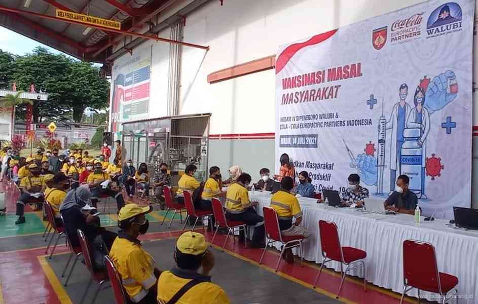 Karyawan beserta keluarga dari CCEP melaksanakan vaksinasi di areal manufaktur CCEP Bawen pada Rabu (14/7/2021) lalu. (Istimewa)