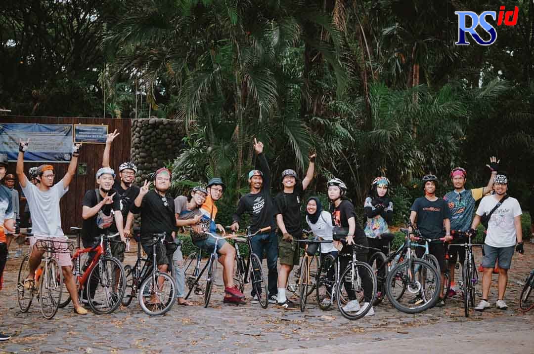Anggota Cog Enthusiast Semarang yang getol menggelar aksi sosial di tengah pandemi Covid-19. (Ulin Ni’mah Syahira/WMJ/Jawa Pos Radar Semarang)