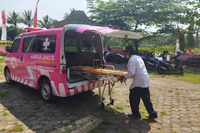 Sutedjo, kepala Desa Menoreh mengoperasikan ambulans pink milik pemdes setempat. (LUQMAN SULISTIYAWAN/JAWA POS RADAR SEMARANG)