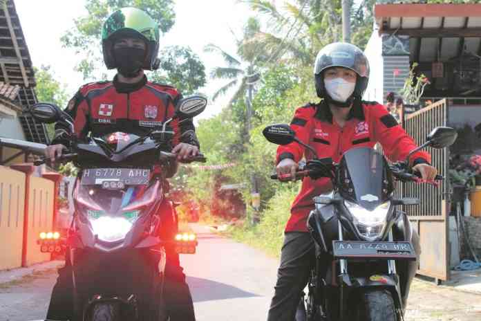 Anggota Indonesia Escorting Ambulans (IEA) Magelang tengah bersiap untuk mengawal ambulans. (LUQMAN SULISTIYAWAN/JAWA POS RADAR SEMARANG)