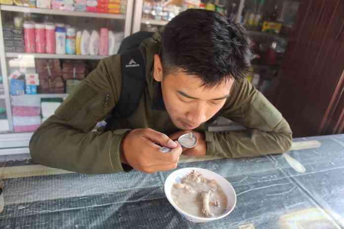 Wartawan Jawa Pos Radar Semarang menikmati pedas gurih bubur blendrang. (RIRI RAHAYU/JAWA POS RADAR SEMARANG)