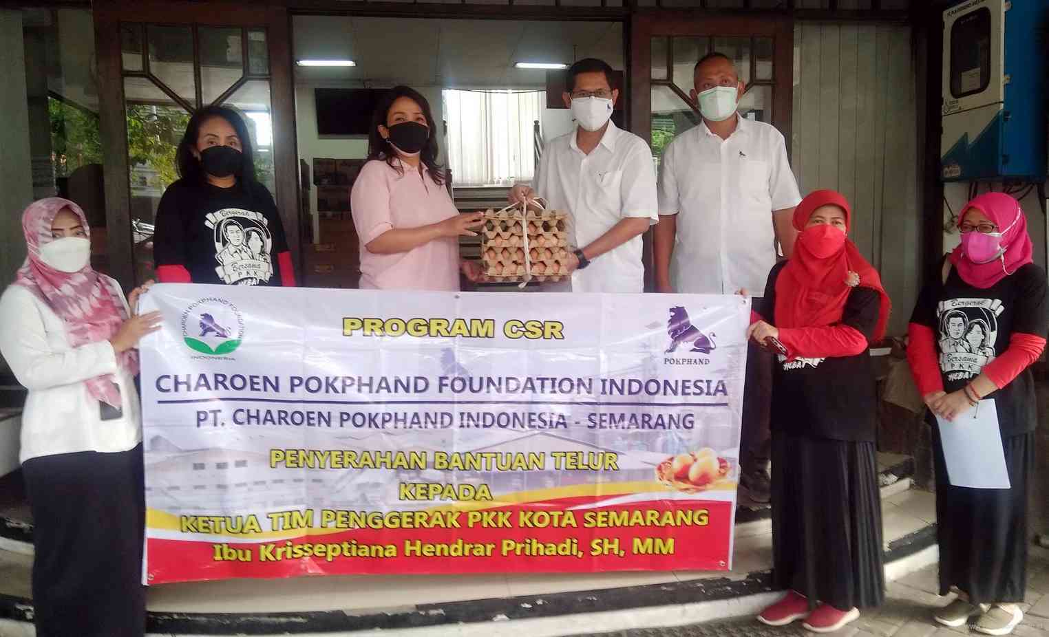 Penyerahan bantuan telur ayam mentah secara simbolis dari tim Charoen Pokphand Foundation Indonesia kepada Ketua Penggerak PKK Kota Semarang Tya Hendrar Prihadi. (Istimewa)