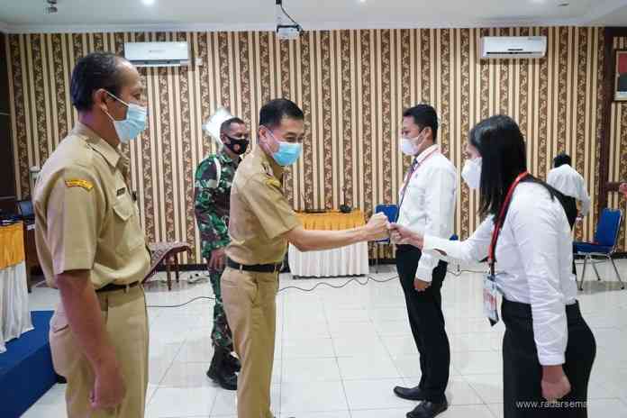 Wali Kota Salatiga Yuliyanto membuka pelatihan di aula BKPSDM. (Dhinar Sasongko/Jawa Pos Radar Semarang)