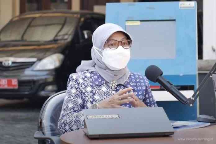 Kepala Disnakertrans Sakina Rosellasari menjelaskan kemudahan mencari kerja lewat e-makaryo. (TITIS ANIS FAUZIYAH/JAWA POS RADAR SEMARANG)