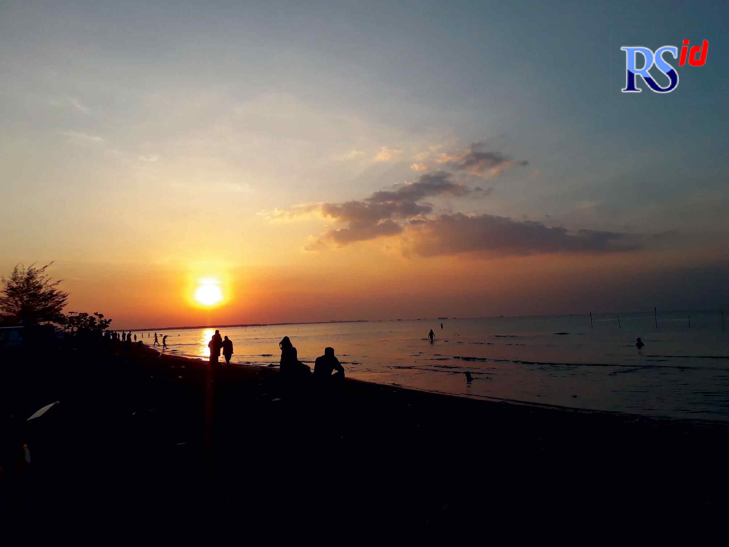 Sejumlah orang menikmati suasana sore di Pantai Tirang. (Maydi Hanivirgine/Jawa Pos Radar Semarang)