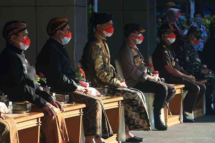 PERINGATI SEDERHANA : Gubernur Ganjar Pranowo dan Wakil Gubernur Taj Yasin Maemun bersama jajaran Forkopimda Jateng merayakan HUT ke-71 Jateng dengan upacara bendera di halaman kantor Gubernur Jalan Pahlawan Semarang, Minggu (15/8). (NUR CHAMIM/JAWA POS R