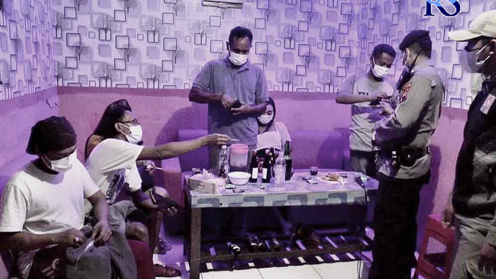 Petugas gabungan Satgas Covid-19 melakukan razia tempat karaoke di Gambilangu, Kecamatan Kaliwungu. (BUDI SETIYAWAN/JAWA POS RADAR SEMARANG)