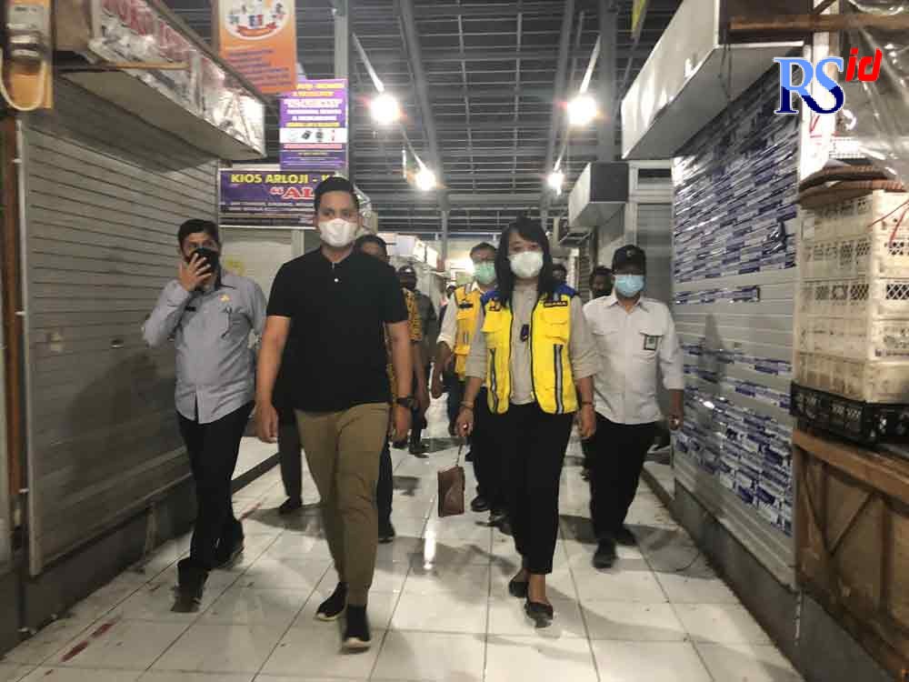 Dirjen Cipta Karya, Kementerian PUPR Diana Kusumastuti bersama Bupati Kendal Dico Mahtado Ganinduto saat meninjau Pasar Pagi Kaliwungu. (BUDI SETIYAWAN/JAWA POS RADAR SEMARANG)
