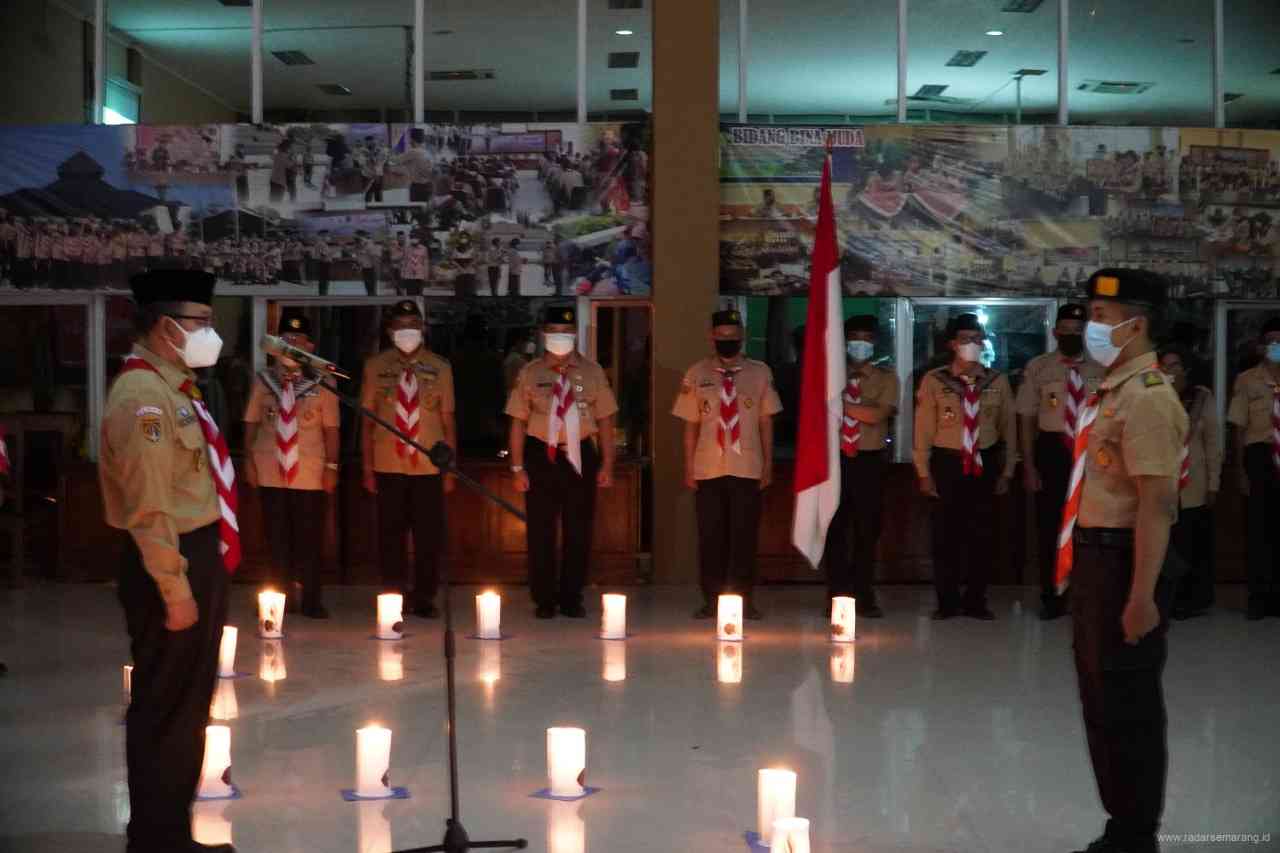 Temaram lilin turut mewarnai renungan malam janji pramuka. (Wahib Pribadi/Jawa Pos Radar Semarang)