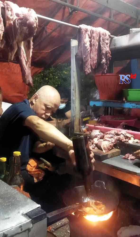 Pak Yono, sang koki sibuk menyiapkan menu pesanan. (Riri Rahayu/Jawa Pos Radar Semarang)