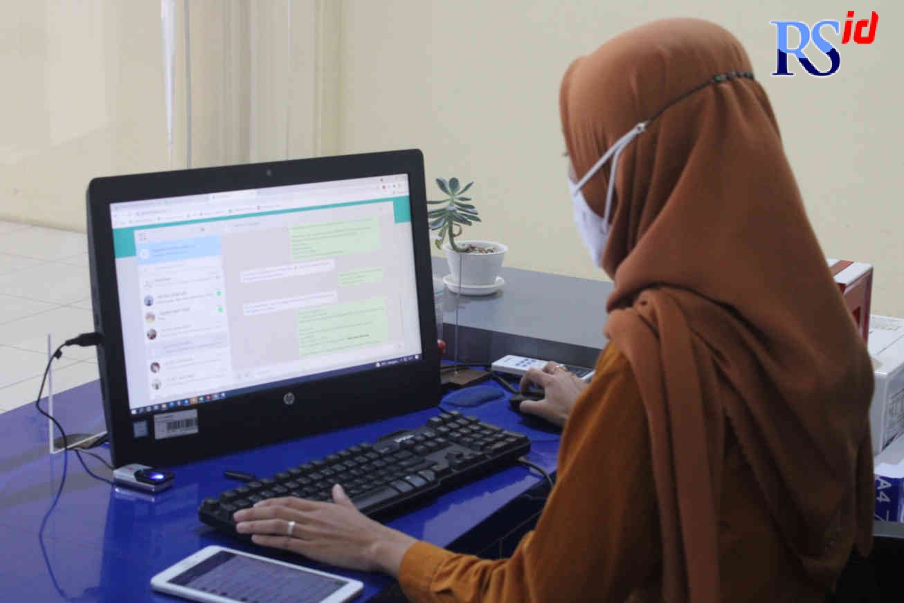 Pegawai BPJS Kesehatan Temanggung sedang melayani peserta BPJS melalui aplikasi Pandawa. (ANANTA ERLANGGA MUSA / JAWA POS RADAR MAGELANG)