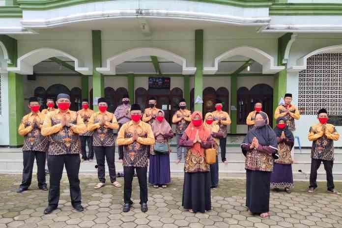 Kades Kalisidi Dimas Prayitno Putra bersama jajarannya. (Istimewa)