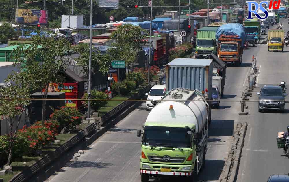 Kemacetan kendaraan di Jalan Kaligawe, Genuk, Semarang akibat proyek pengecoran jalan nasional Pantura Semarang-Demak (26/8/2021). (NURCHAMIM/JAWA POS RADAR SEMARANG)