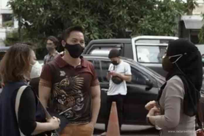 Relawan Basoka saat berbagi informasi mengenai donor plasma konvalesen. (Istimewa)