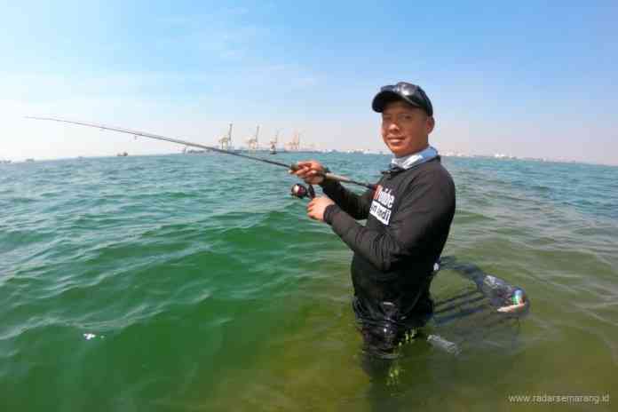 Ryan Afandi saat memancing untuk membuat konten Youtube-nya. (DOKUMEN PRIBADI RYAN)