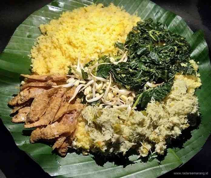 Nasi Jagung Bu Pur dengan berbagai macam toping, bikin lidah bergoyang. (NITA ALDA RIYANI/JAWA POSRADAR SEMARANG)