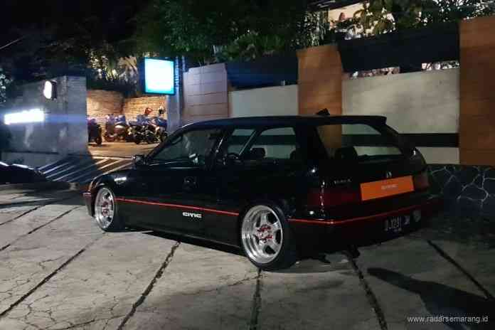 Ign Rahardika Yusfianto Saputra ketika memamerkan Honda Civic Nouva miliknya. (ADENNYAR WYCAKSONO/JAWA POS RADAR SEMARANG)