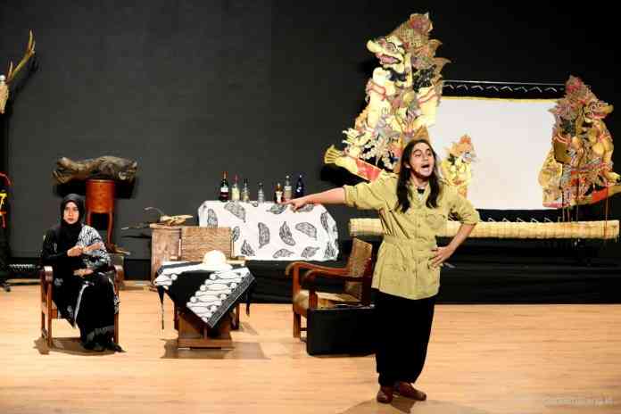 Teater Lingkar Senarang saat pentas di hadapan warga Kota Semarang baik secara offline maupun online. (kanan) Suhartono Padmo Sumarto alias Mas Ton. (Istimewa)