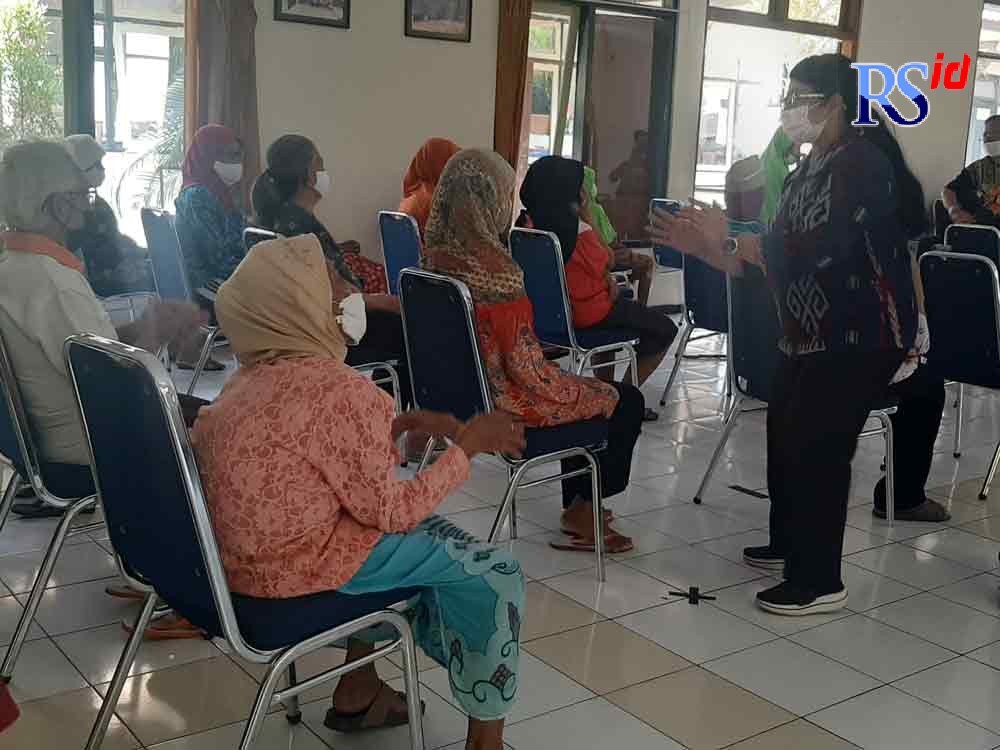 Puluhan lansia mengikuti kegiatan kesenian atau karaoke bersama dengan riang gembira. (TITIS ANIS FAUZIYAH/ JAWA POS RADAR SEMARANG)